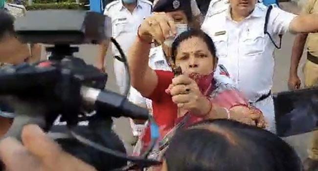 বিষ খেয়ে আত্মহত্যার চেষ্টা করা ৫ শিক্ষিকার বিরুদ্ধে জামিন অযোগ্য ধারায় মামলা