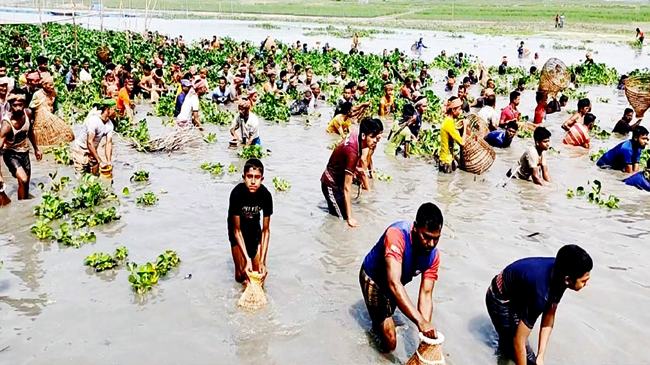 ‘আমার পা ধরে টেনে নিচ্ছে, আমাকে বাঁচাও’ বলতে বলতেই তলিয়ে গেল ছেলেটি