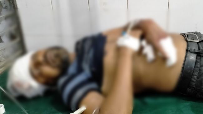 প্রতিপক্ষের এলোপাথাড়ি কোপ, জীবন বাঁচাতে পুকুরে ঝাঁপ