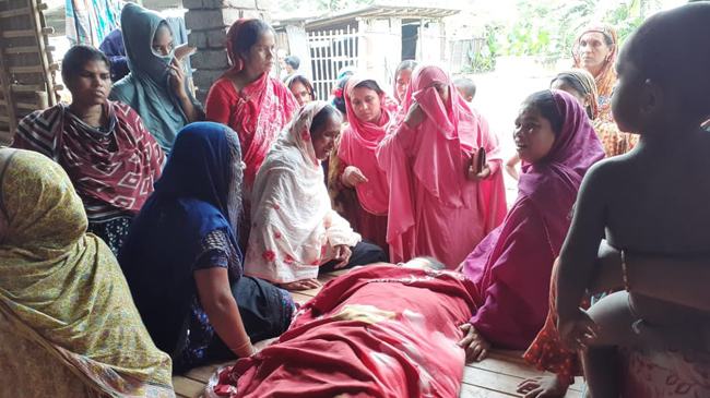 জীবননগরে দরজা ভেঙে স্বামী দেখলেন স্ত্রীর ঝুলন্ত লাশ