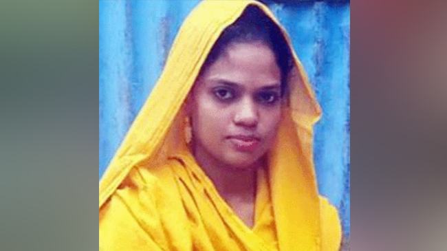 ৪ দিন আগে লাল শাড়িতে শ্বশুর বাড়িতে শারমিন, বাবার বাড়ি এলেন সাদা কফিনে