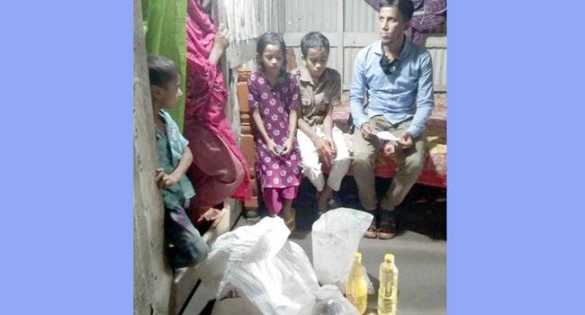 মঠবাড়িয়ায় গ্রেফতার আসামির বাড়িতে খাদ্য নিয়ে পুলিশ