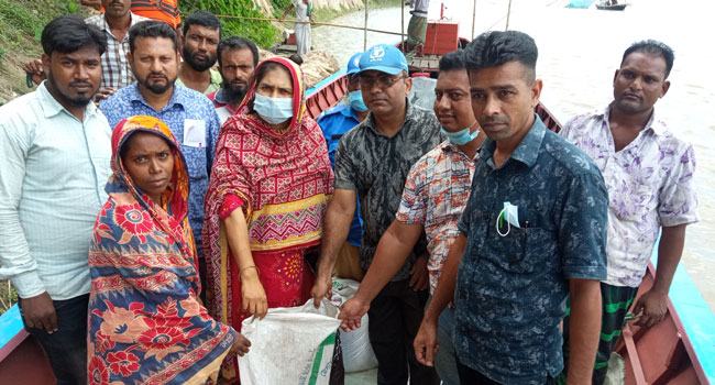 রাজবাড়ীর রতনদিয়া ইউনিয়নের ২৩০০ পানিবন্দী মানুষ পেলো খাদ্য সহায়তা