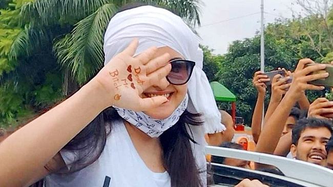 আটক অবস্থায় যেভাবে হাতে মেহেদি লাগিয়েছেন পরীমণি