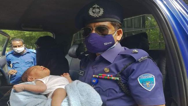 দেবিদ্বারে নবজাতক শিশু উদ্ধার, চিকিৎসার দায়িত্ব নিলেন ওসি