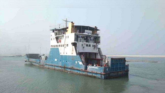 ফেরি চালানোর সময় স্ত্রীর সাথেও কথা বলা যাবে না