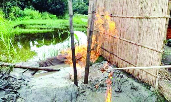 পাবনায় নলকূপ বসাতে গিয়ে মিলেছে প্রাকৃতিক গ্যাস