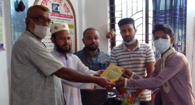 পীরগাছায় রচনা ও দেয়াল লিখনে বিজয়ীদের মাঝে পুরস্কার বিতরণ
