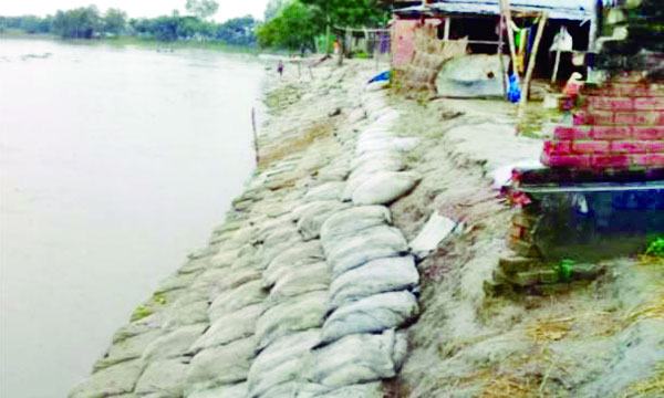 নবাবগঞ্জে করতোয়ার ভাঙন রোধে জরুরি প্রতিরক্ষা কাজ শুরু
