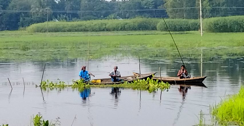 এখন সময় মাছ ধরার . . .