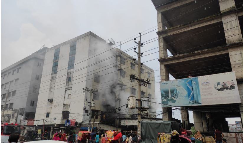 আশুলিয়ায় পোশাক কারখানায় আগুন