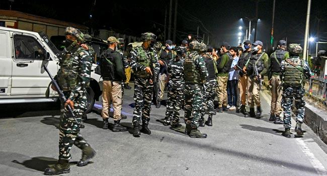 পাকিস্তানের পতাকায় লাশ আবৃত করায় গিলানির পরিবারের বিরুদ্ধে মামলা