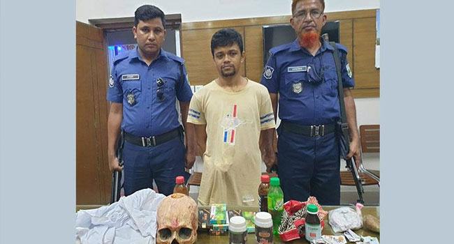 বগুড়ায় যৌন হয়রানির অভিযোগে ভণ্ড ফকির গ্রেফতার