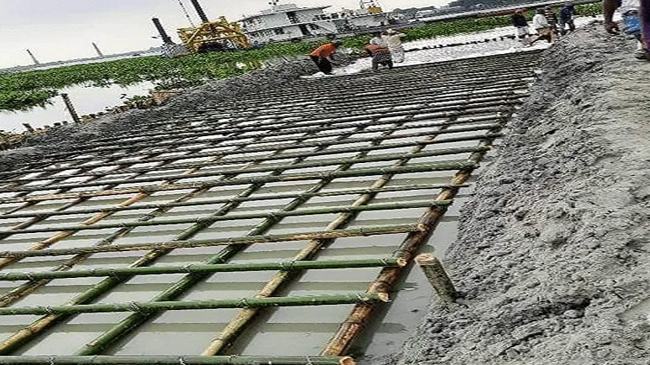 বাঁশ দিয়ে নির্মাণ হচ্ছে ফেরিঘাটের সংযোগ সড়ক!