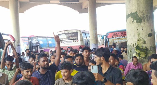 চাঁদপুরে শ্রমিকদের বিক্ষোভ-ভাংচুর, বাস চলাচল বন্ধ