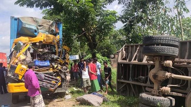 মিরসরাইয়ে সড়ক দুর্ঘটনায় ২ জন নিহত