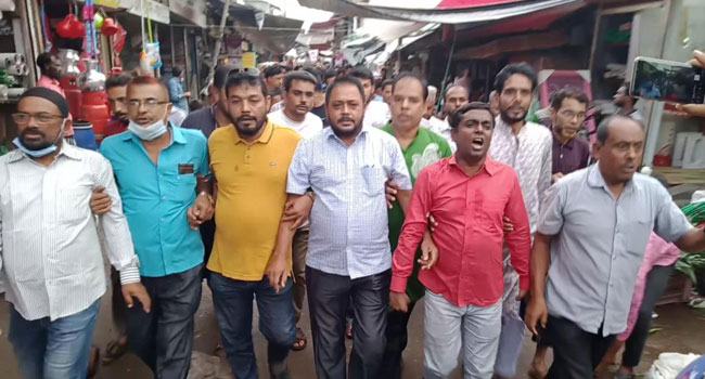 মঠবাড়িয়ায় আ’লীগ নেতার ওপর হামলার প্রতিবাদে বিক্ষোভ