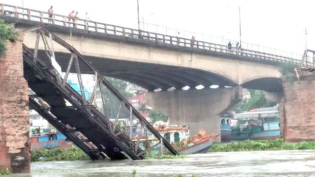 আমিনবাজারে বেইলি ব্রিজ ভেঙে নৌ-চলাচল বন্ধ