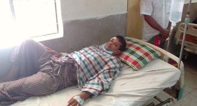 দুর্বৃত্তের ছুরিকাঘাতে রোকেয়া বিশ্ববিদ্যালয়ের শিক্ষক-শিক্ষার্থী আহত