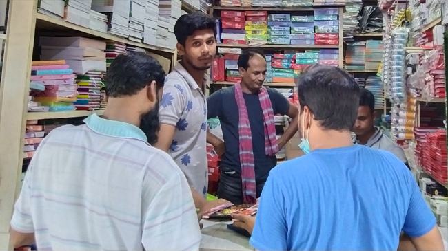 খুলছে স্কুল-কলেজ, শিক্ষা সামগ্রীর দোকানে শিক্ষার্থীদের উপছে ভিড়