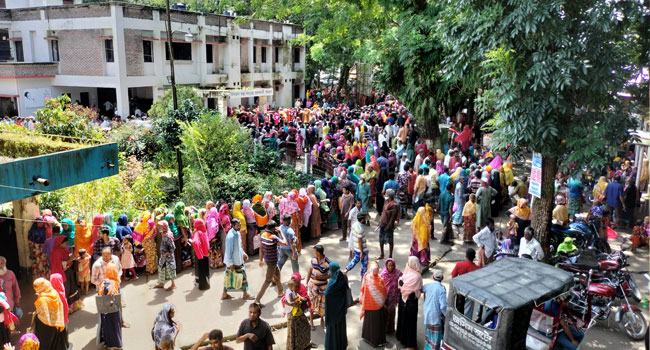 ভূরুঙ্গামারীতে ইউনিয়ন টিকাকেন্দ্র বন্ধ, উপজেলায় উপচে পড়া ভিড়