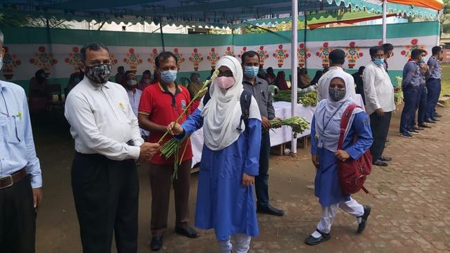 সাভারে উৎসব মুখর পরিবেশে ক্লাসে ফিরলো শিক্ষার্থীরা