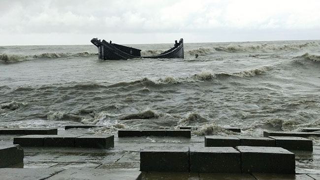 বঙ্গোপসাগরে মাছ ধরার ট্রলার ডুবি, ১৫ জেলে উদ্ধার