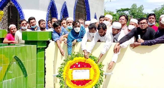 পরলোকগত এমপির কবরে প্রার্থনা করলেন প্রাণ গোপাল দত্ত