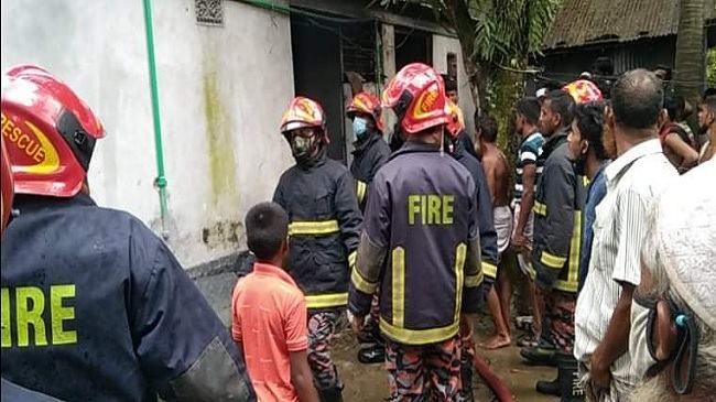 আশুলিয়ায় বসতবাড়িতে আগুন, ৪টি কক্ষ পুড়ে ছাই