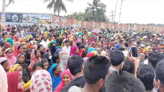 গাজীপুরে বকেয়া বেতনের দাবিতে শ্রমিক-কর্মচারীদের বিক্ষোভ, সড়ক অবরোধ