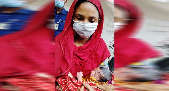 রাতে কান্নার শব্দ, রাস্তার পাশে মিলল নবজাতক