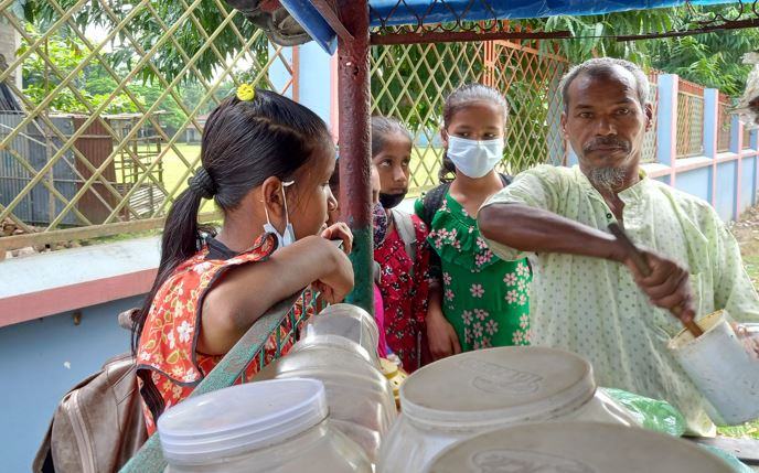 ‘স্কুল-কলেজ খোলা থাকলে পরিবারের খাবার জোটে’