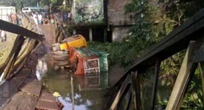 ট্রাকের ভারে বেইলি ব্রিজ ভেঙ্গে বরিশাল-স্বরূপকাঠি সড়ক যোগাযোগ বন্ধ