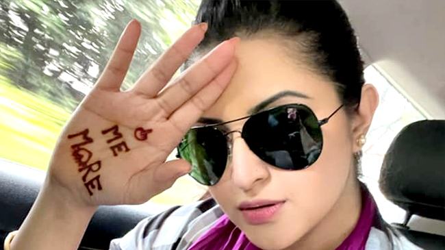 হাত উচিয়ে নতুন কী বার্তা দিলেন পরীমণি