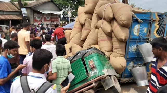 শাজাহানপুরে ট্রাক উল্টে শ্রমিক নিহত