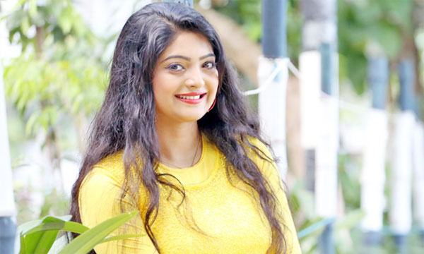 শিল্পীদের স্টেজ শো করেই বেঁচে থাকতে হয় : সালমা