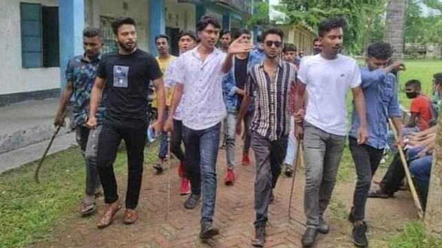 শ্রীপুরে মুক্তিযোদ্ধা রহমত আলী কলেজে অস্ত্রের মহড়া