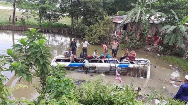 খাদে পড়ে বাসের ৩০ যাত্রী হতাহত