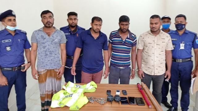 কারাগারে পরিচয়, বের হয়ে পুলিশ সেজে ছিনতাই