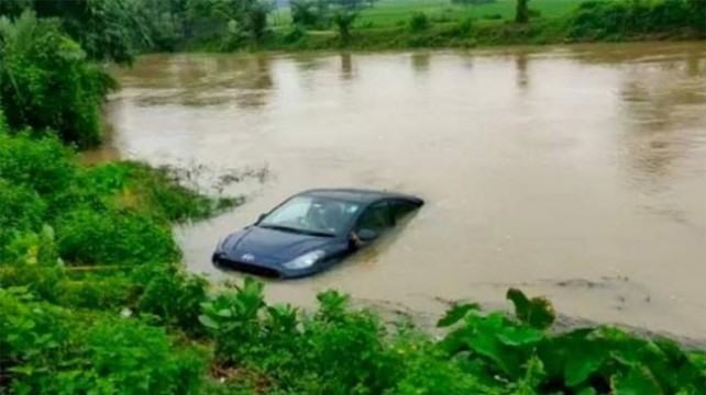 আশুলিয়ায় প্রাইভেটকার তুরাগে পড়ে স্বর্ণ ব্যবসায়ী নিহত