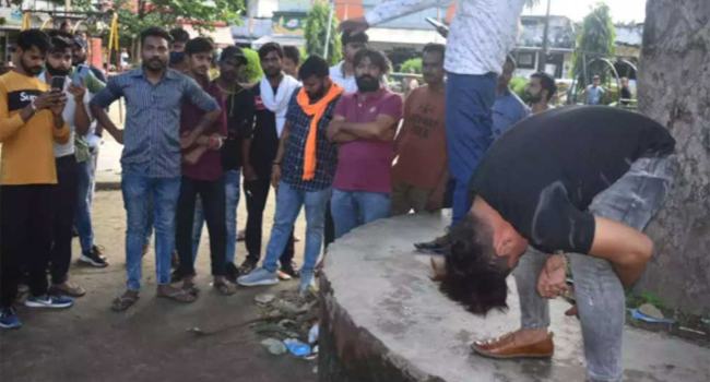 হিন্দু প্রেমিকাকে দিয়ে জোর করে শাস্তি দেয়া হলো তার মুসলিম প্রেমিককে