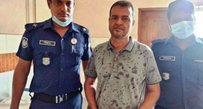 সাবেক স্ত্রীকে ছুরিকাঘাত করে রক্তমাখা কাপড়ে আত্মসমর্পণ