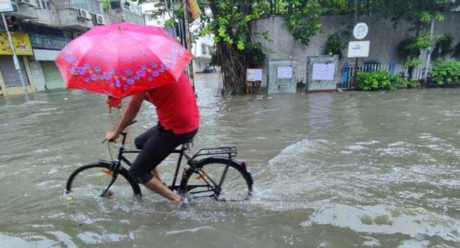 বৃষ্টিতে তলিয়ে গেছে কলকাতা, আরো বৃষ্টির পূর্বাভাস