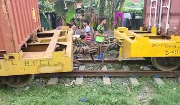ট্রেনের বগি লাইনচ্যুত, ঢাকার সাথে রেল যোগাযোগ বন্ধ