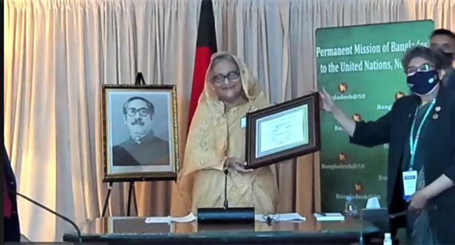 প্রধানমন্ত্রীকে জাতিসঙ্ঘের এসডিজি অগ্রগতি পুরস্কার প্রদান