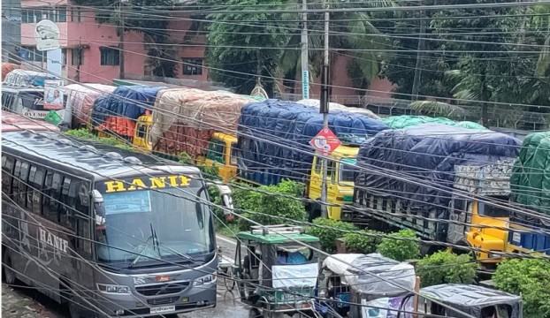 দ্বিতীয় দিনের মতো বেনাপোল থেকে সব ধরণের পণ্যবাহী ট্রাক চলাচল বন্ধ