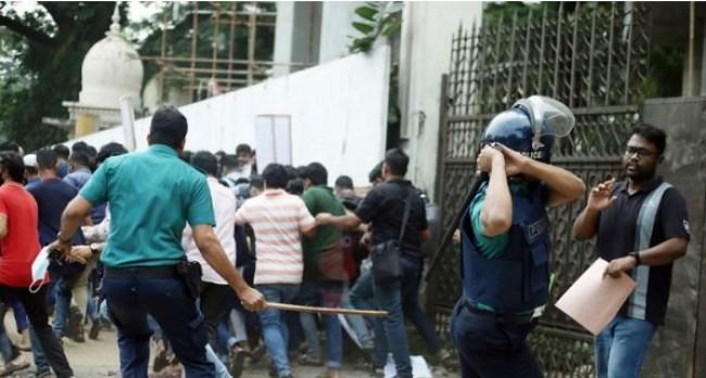ই-অরেঞ্জ গ্রাহকদের মিছিলে পুলিশের লাঠিচার্জ, আহত ১০