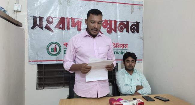 এমপির মারধর : জীবনের নিরাপত্তা চেয়ে যুবলীগকর্মীর সংবাদ সম্মেলন