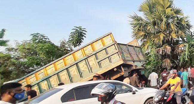 খুলনায় ট্রাকের ধাক্কায় সিএনজি অটোরিকশা খাদে : নিহত ৪, আহত ১