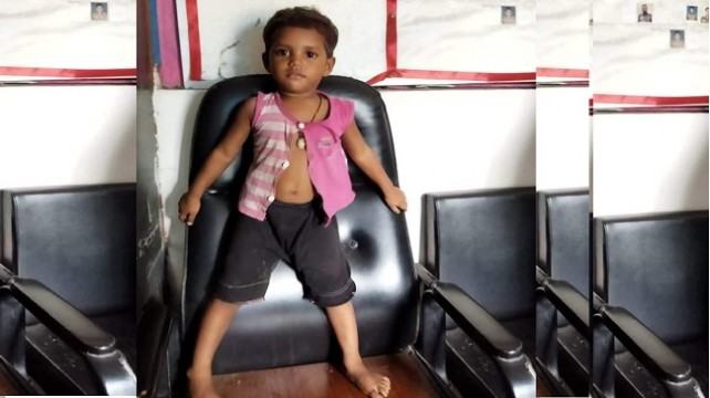 মা-বাবার সন্ধান চায় শিশুটি